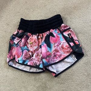 Lululemon Free Reign Short/ Secret Garden Size 4